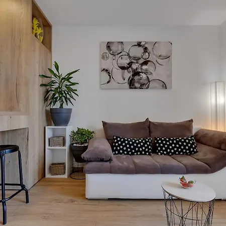 Lara - With Terrace Apartment *